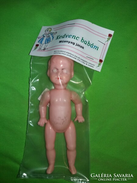 Retro magyar trafikáru bazáráru bontatlan csomag Kedvenc babám plasztik pislogó baba képek szerint 1