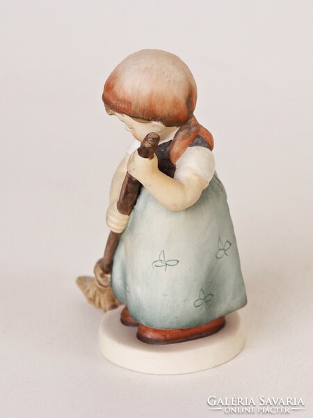 Kis sepregető (Little sweeper) - 8 cm-es Hummel / Goebel porcelán figura