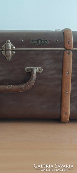 Régi, antik utazó bőrönd, fa rátéttel