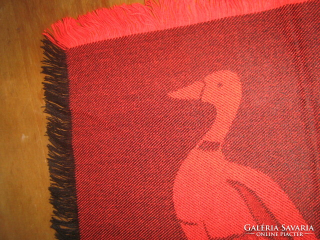 Gyönyörű kacsa mintás pihe-puha szőttes terítő piros fekete árnyalataiban