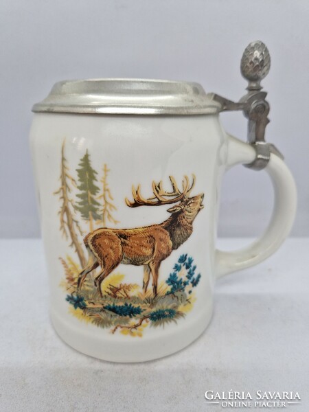 Beer mug with a tin lid with a deer pattern