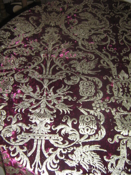 Gyönyörű lila színű barokk ezüst mintás bársony terítő