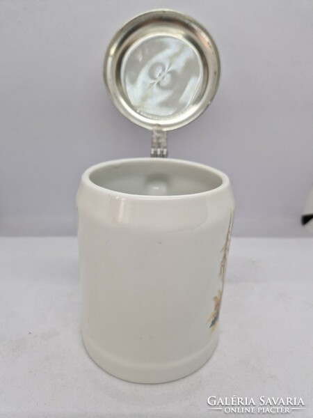 Beer mug with a tin lid with a deer pattern