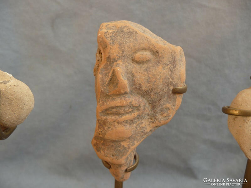 3 db antik cserépszobor töredék prekolumbián terrakotta szobor töredékek új bemutató állványon