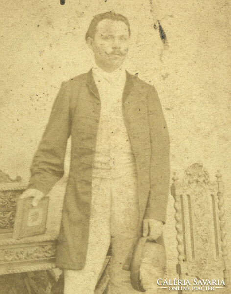 Veress Ferenc fénykép műterméből, „Országos Museum” Kolozsvár, Erdély elegáns férfi könyvvel, kalapp