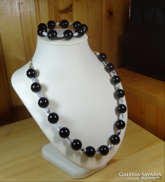 A jewelry set resembling mineral pearls