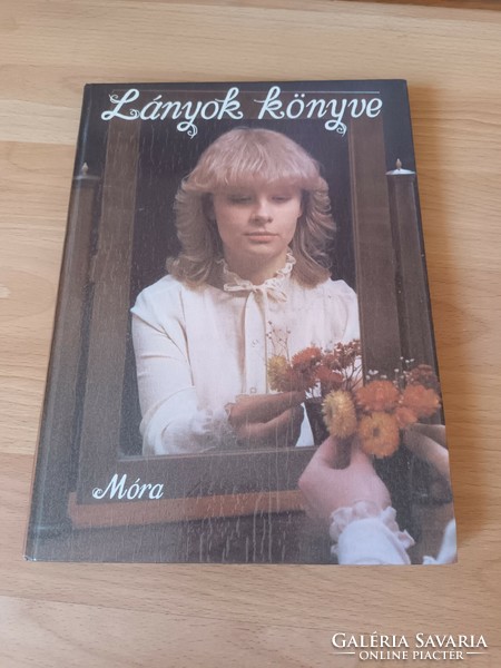 Lányok könyve - Móra Ferenc Ifjúsági Könyvkiadó - 1982