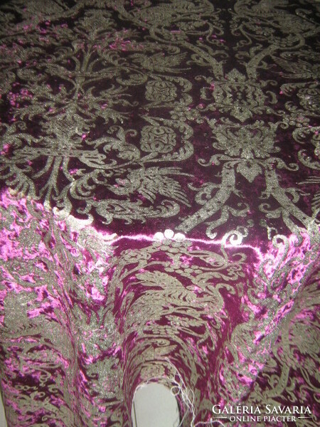 Gyönyörű lila színű barokk ezüst mintás bársony terítő