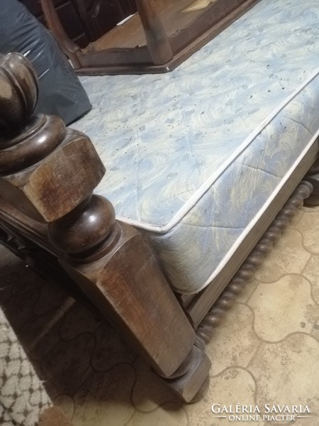 Colonial bed frame