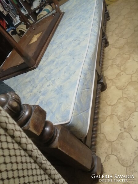 Colonial bed frame