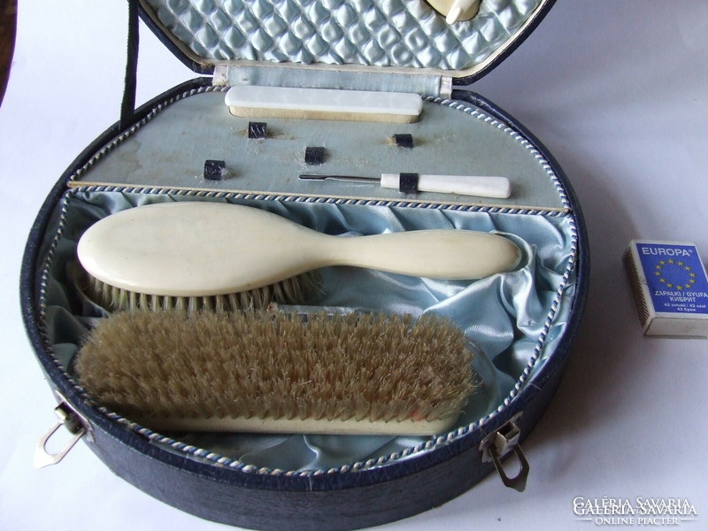Régi pipere készlet, bakelit hajkefe, tükör, nagyméretű,  selyemmel bélelt eredeti dobozában
