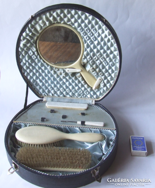 Old toiletry set, vinyl hairbrush, mirror, large, silk-lined original box