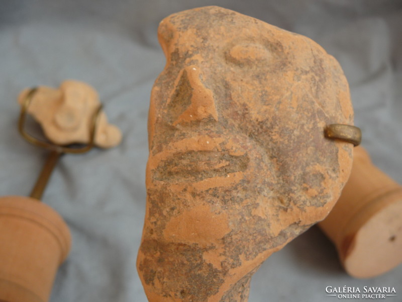3 db antik cserépszobor töredék prekolumbián terrakotta szobor töredékek új bemutató állványon