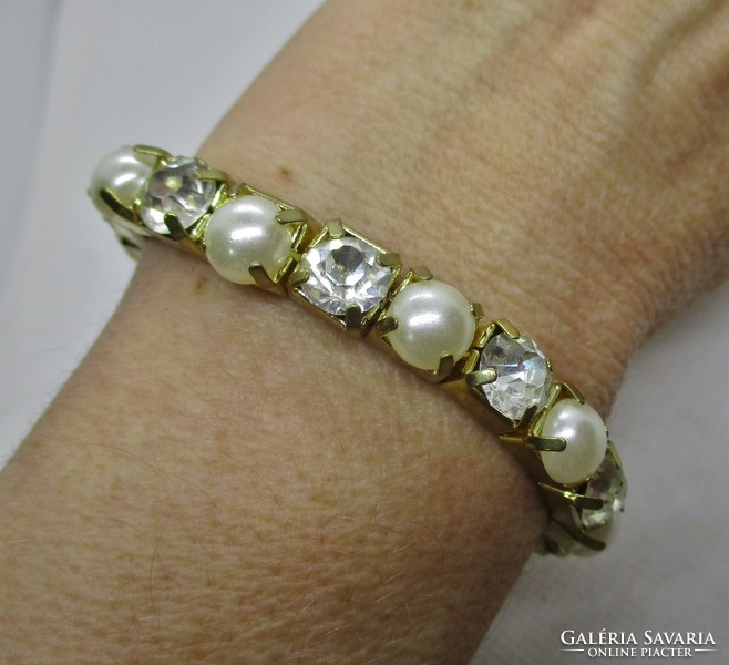 Nice small pearl bracelet with stones