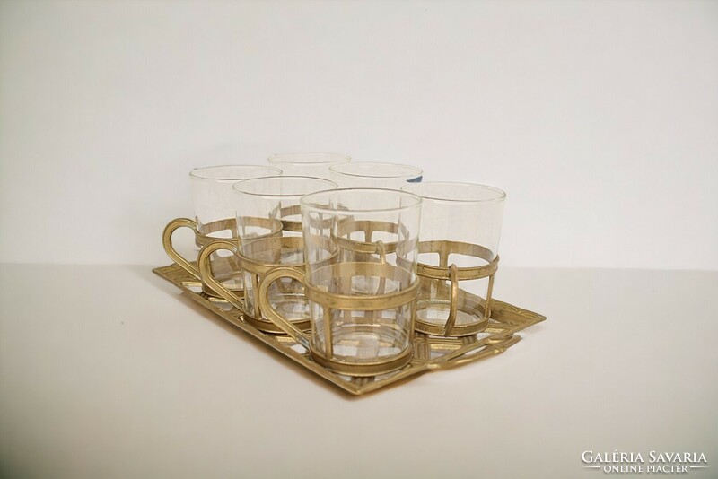 Vintage üveg teás poharak réz tartóban és réz tálcán