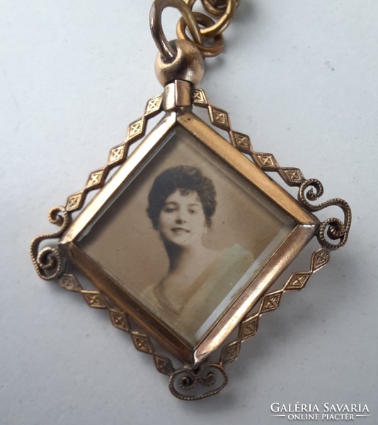 Antique key ring with double-sided mini photo holder
