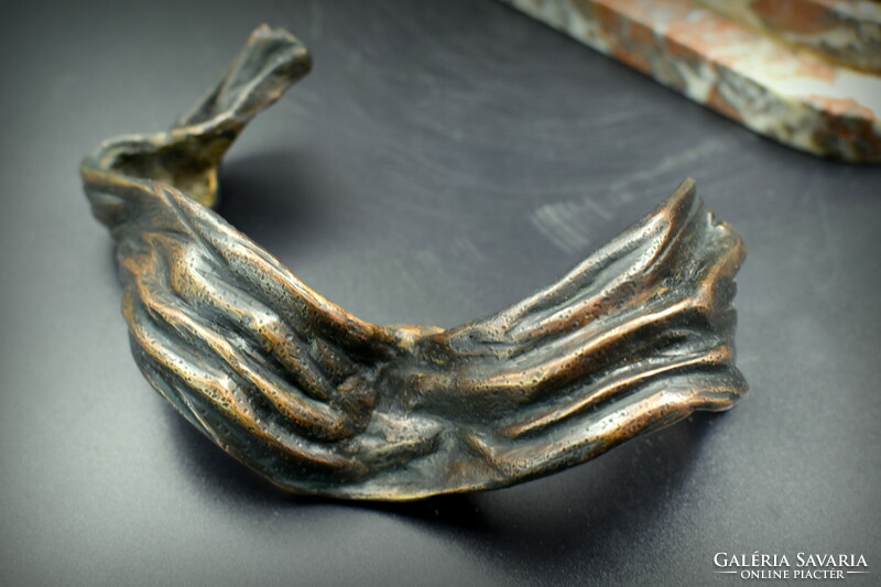 Bronze sculpture - bird feeding