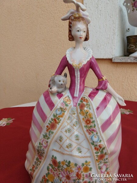 Nagy méretű Hollóházi barokk ruhás hölgy,cicával,,32 cm,,Hibátlan,,most minimál ár nélkül,