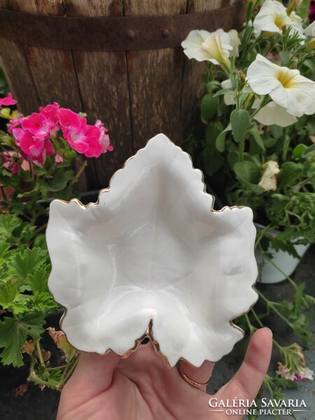 Aquincumi leaf-shaped porcelain bowl