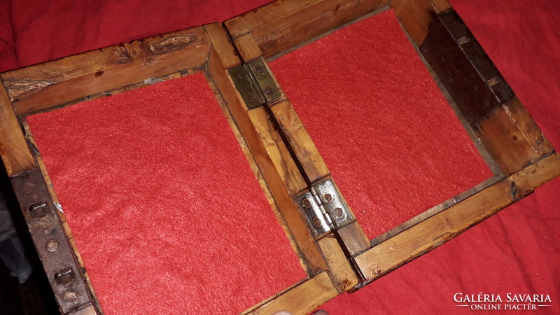 Antik nehéz,vasveretes súlyos vastag fa festett karcolt VIRÁGOS belül bélelt dísz doboz DEBRECEN