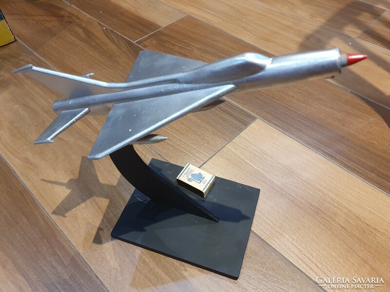 Retro szovjet nagyméretű vadászgép makett tömör fémből szocreál kádár