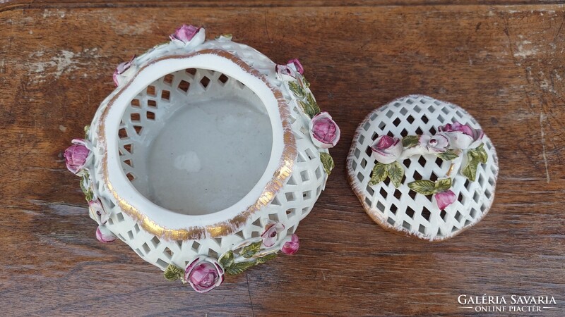 Rózsás, áttört porcelán bonbonier
