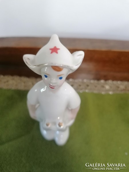 Ritka! Retro Orosz porcelán Polonne Cserkész fiú távcsővel, sapkáján piros csillag