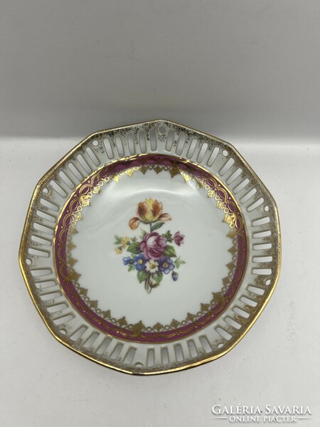 German porcelain, round openwork shape, with floral pattern and gilded decoration. 13 cm. 4994