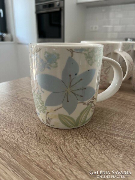 Porcelain tea mug