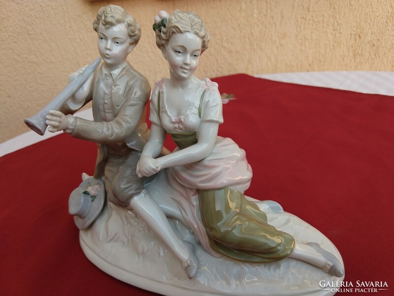 A young couple in love with a pine tree, beautiful German porcelain statue, flawless, 25x20cm, no minimum price..