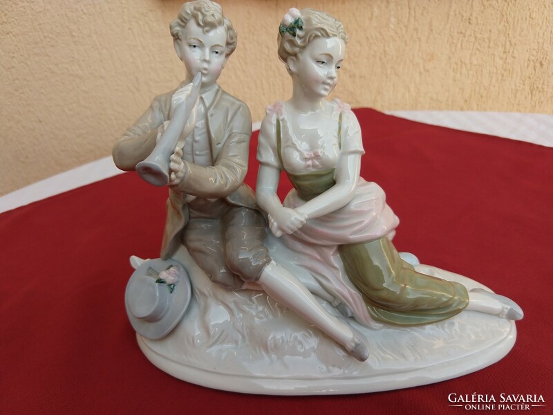 A young couple in love with a pine tree, beautiful German porcelain statue, flawless, 25x20cm, no minimum price..