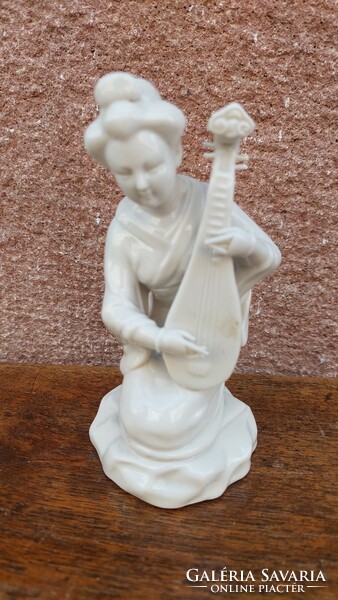 Kínai hölgy pengetős hangszerrel szobor