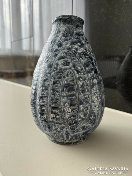 Buttermilk vase of Gorka gauze.