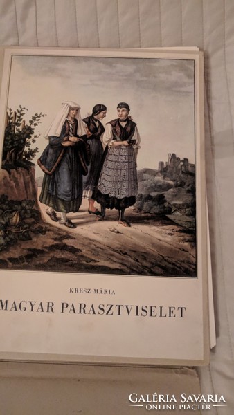 Mária Kresz: Hungarian Parsztviselet i-ii- academic publisher 1956