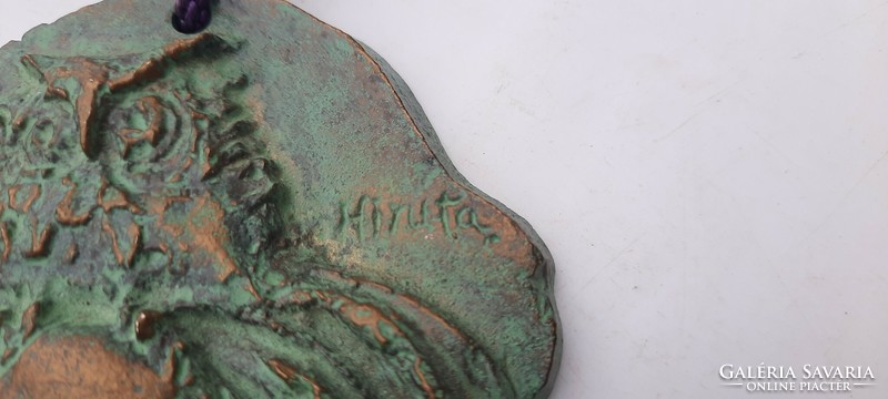 Bájos bronz levélnehezék / falidísz - leány portré bagollyal - szignált