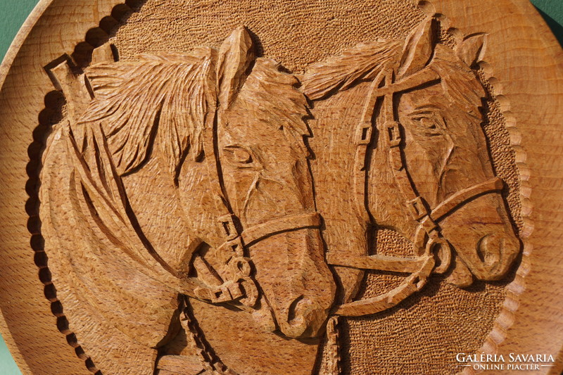 Tölgyfa korongba faragott ló ábrázolás lovak ló portré fafaragás faragott falikép