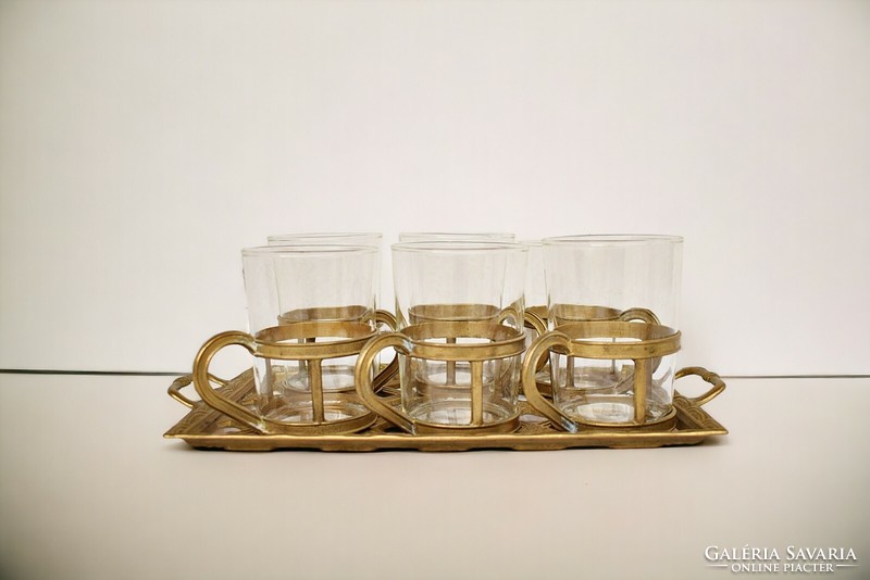 Vintage üveg teás poharak réz tartóban és réz tálcán