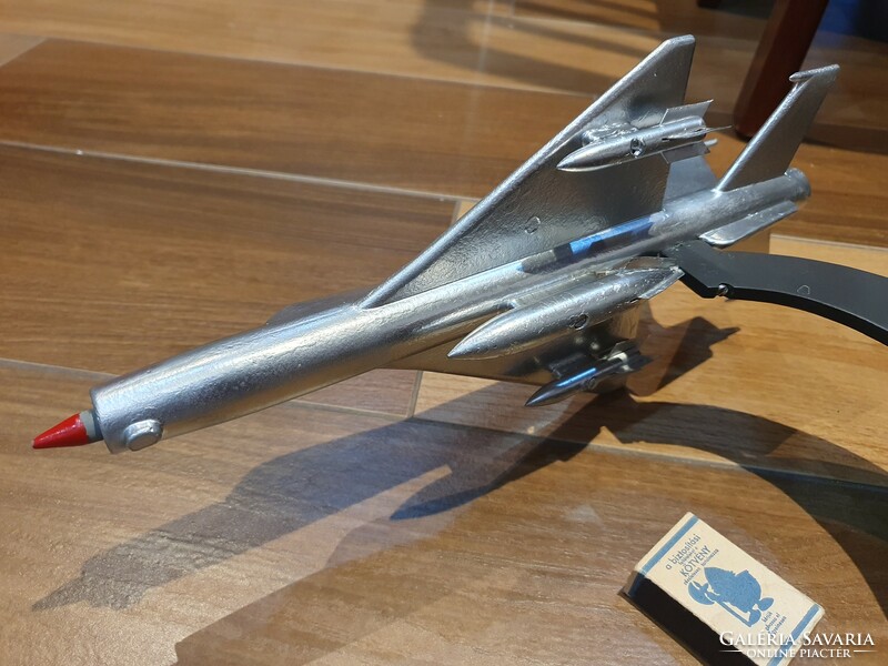 Retro szovjet nagyméretű vadászgép makett tömör fémből szocreál kádár
