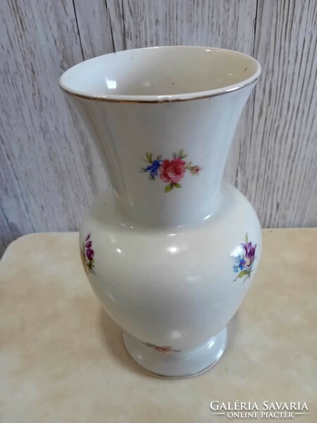 Drasche porcelán váza szórt virágokkal díszítve