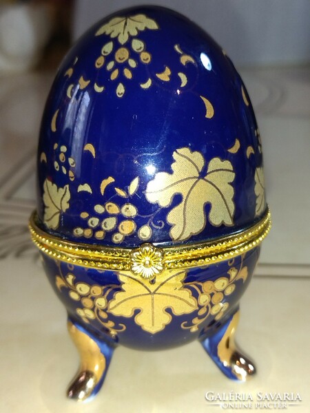 Beautiful periwinkle and leaf pattern cobalt blue porcelain jewelry box in the shape of an egg