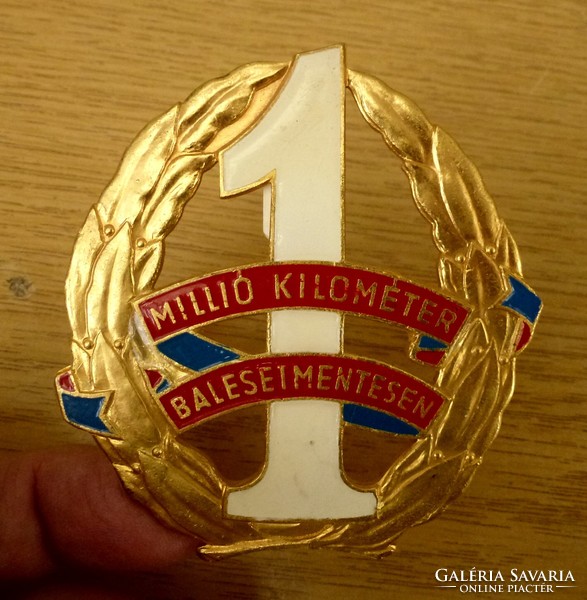 1 million kilometers accident-free car badge.