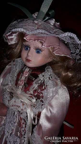 Beautiful antique glass-eyed porcelain doll with antique clothing in lavish condition, 35 cm according to the pictures