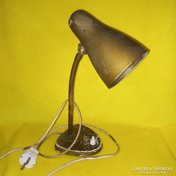 Működő, régi, fém műhely lámpa, asztali lámpa, fali lámpa, íróasztal lámpa.