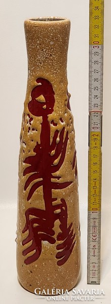 Iparművészeti, bordó absztrakt figurás, bézs mázas kerámia váza (3029)