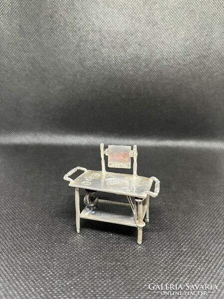 Ezüst miniatűr szépítkező asztalka