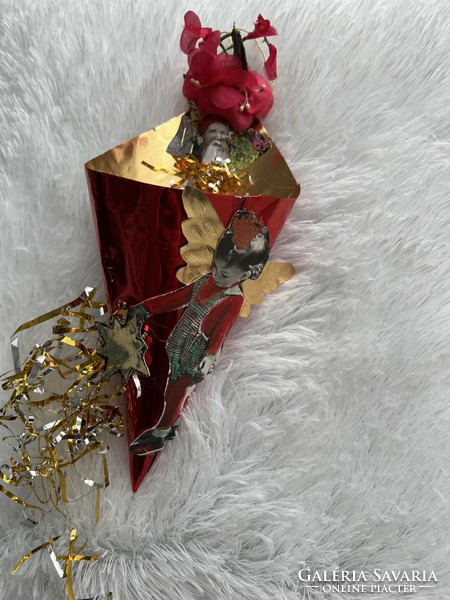 Régi és új papírokból anyagok felhasználásával készült angyalkás cukortartó karácsonyfadísz