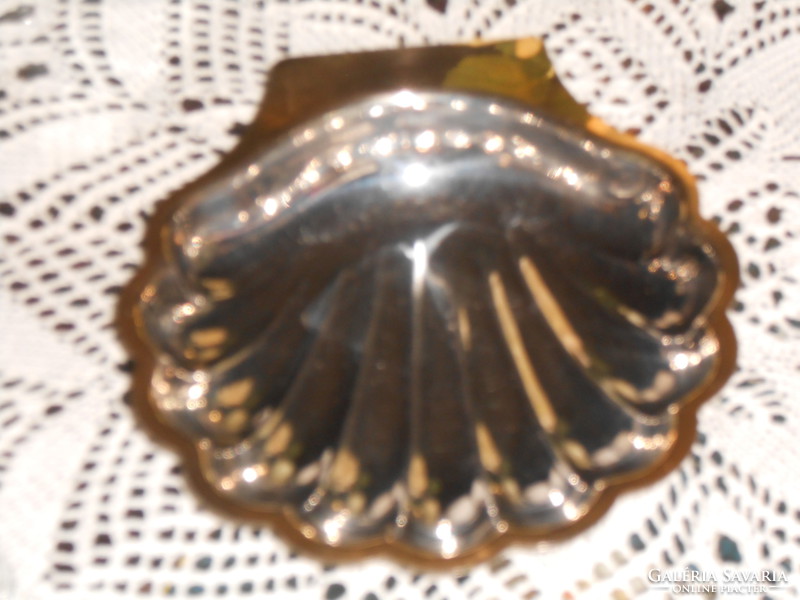 Kagyló alakú olasz fém kínáló.