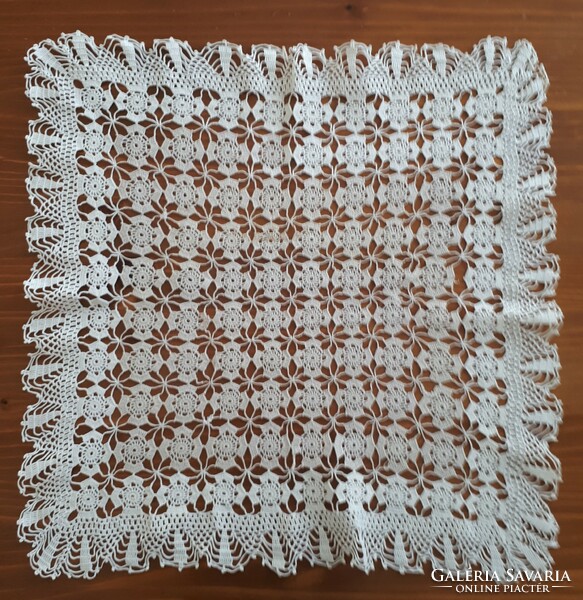 Square crochet spreader with ruffled edge