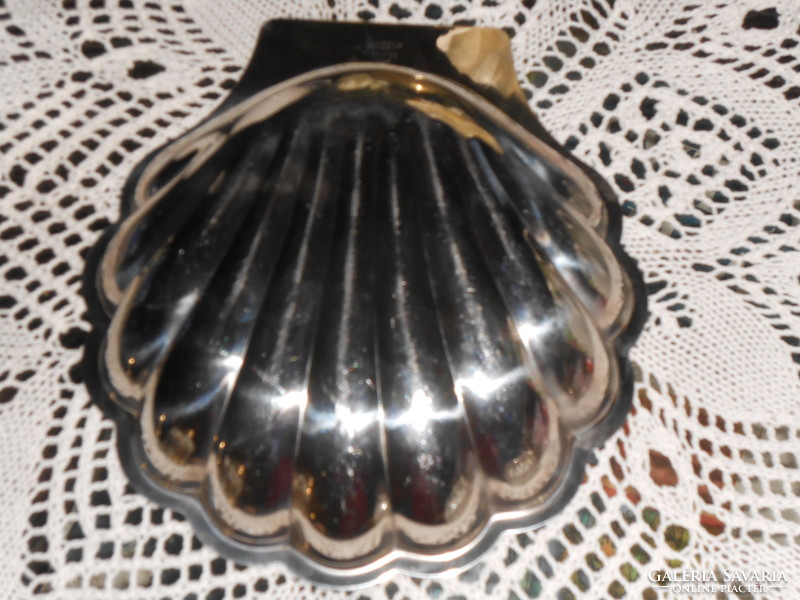 Kagyló alakú olasz fém kínáló.