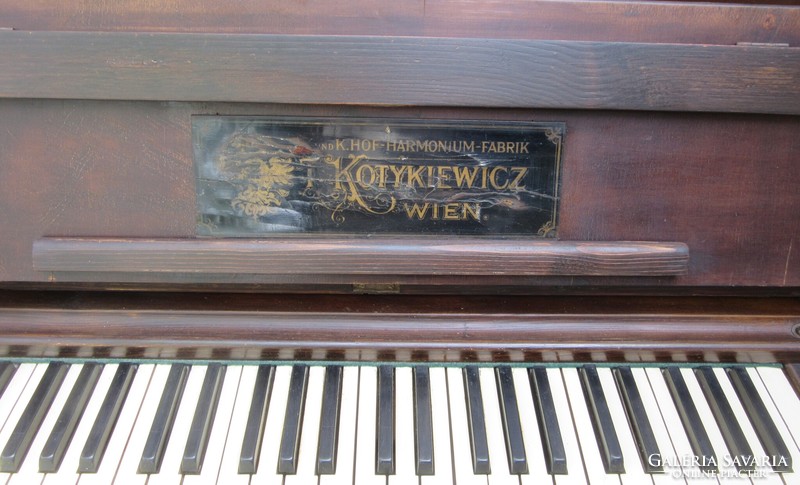 Cca 150 éves harmónium, ritka típus, Teofil Kotykiewicz Wien 89 x 39 x76,5 cm.